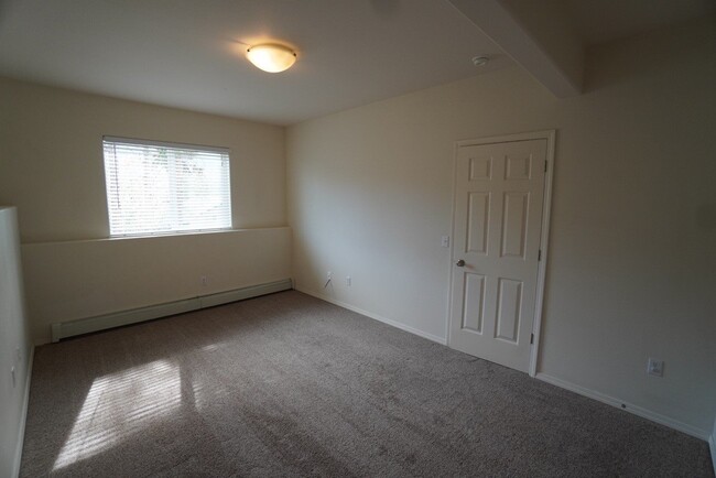 Building Photo - 3 Bedroom Eagle River Duplex!