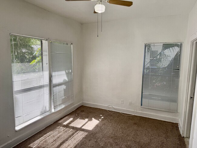 Building Photo - 3/1 Located in South St. Pete!