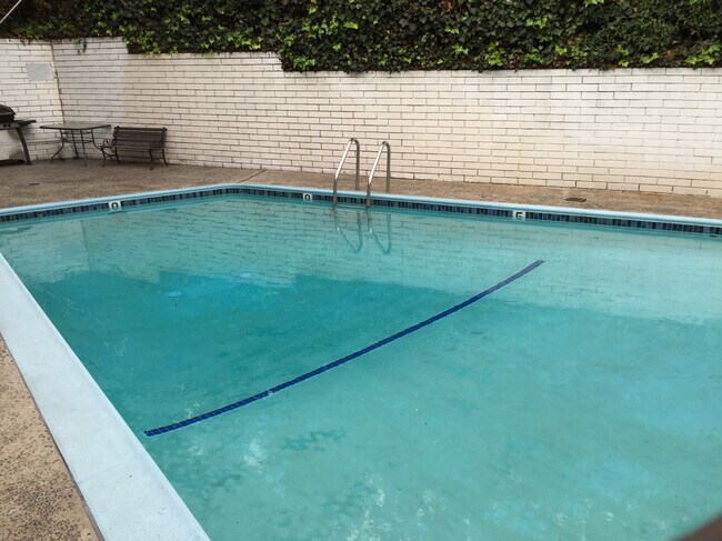 Building Photo - 3400 Club Dr