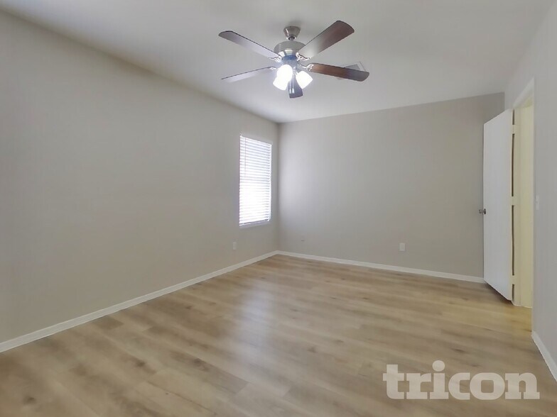 Building Photo - 11807 W Aster Dr