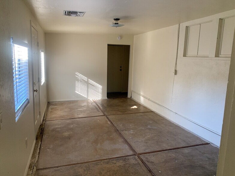 Building Photo - 832 S Maple Ave