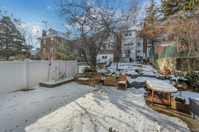 Building Photo - 5625 Post Rd