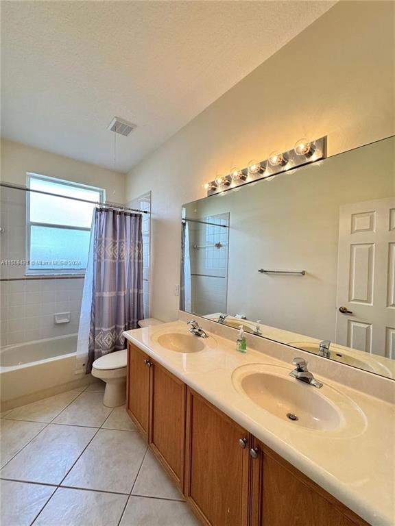 Building Photo - 2591 SW 190th Ave