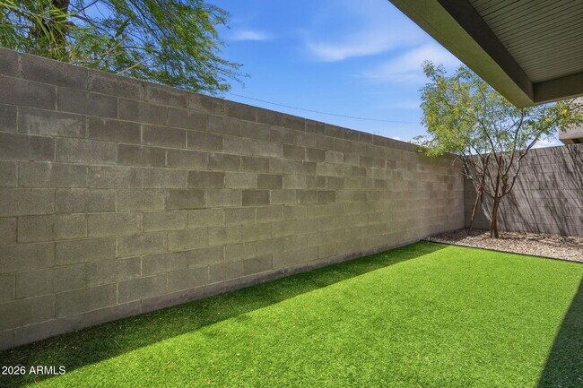 Building Photo - 2727 E Thomas Rd