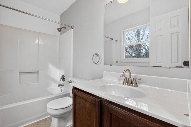 Building Photo - Country Charmer 3Bd/2.5Bth colonial home w/ 2 car garage on 1 acre! $1000 first month credit!