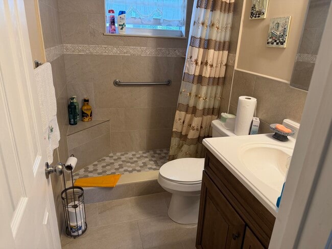 Building Photo - 701 Lori Dr