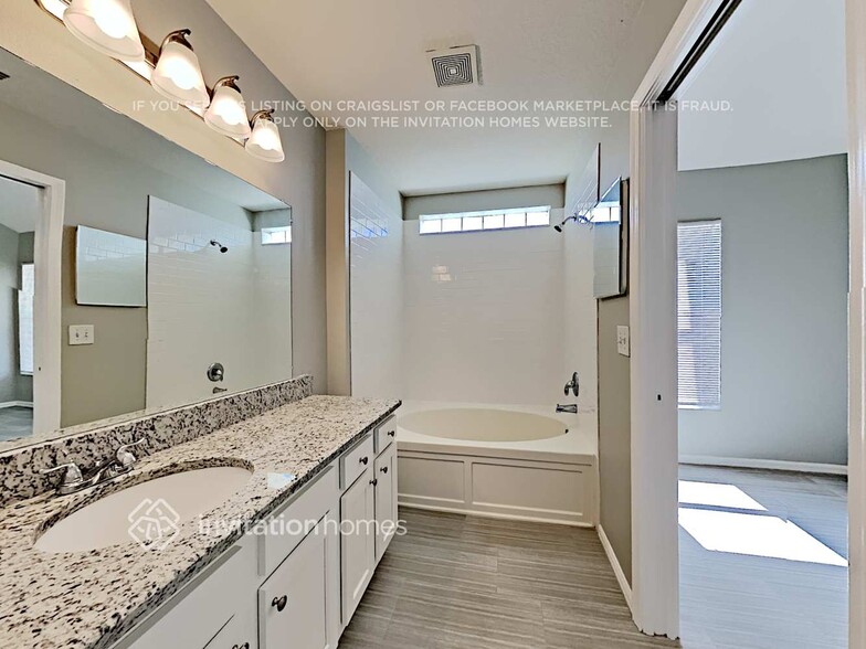 Building Photo - 10526 Lakeside Vista Dr