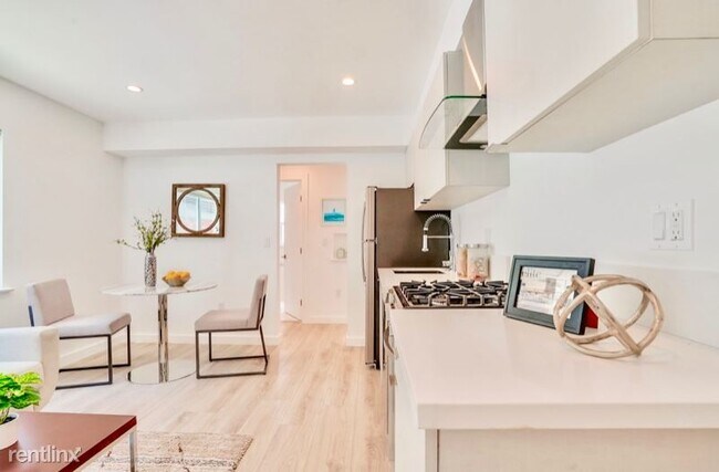 Building Photo - 2 br, 1 bath Apartment - 562 N Kenmore Ave