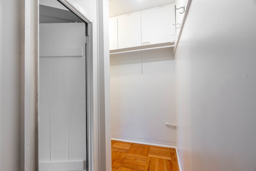 Building Photo - 5161 Village Grn