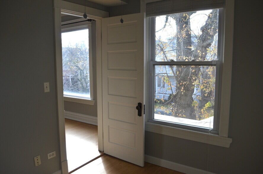 Front bedroom - 3643 N Hoyne Ave