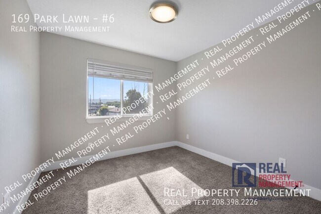 Building Photo - 169 Park Lawn Dr