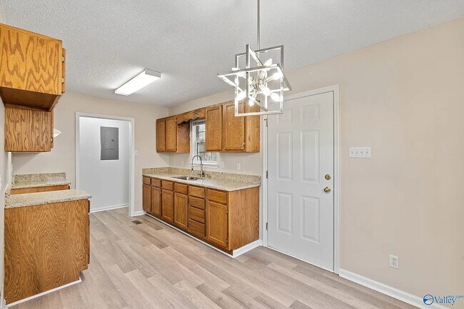 Building Photo - Coming soon!!! "Delightful 3-Bed Retreat in Huntsville with Spacious Living - 1101 Sq Ft!"