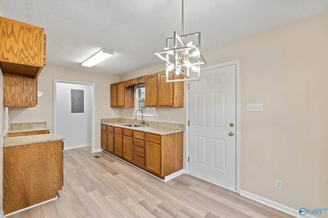 Building Photo - "Delightful 3-Bed Retreat in Huntsville with Spacious Living - 1101 Sq Ft!"