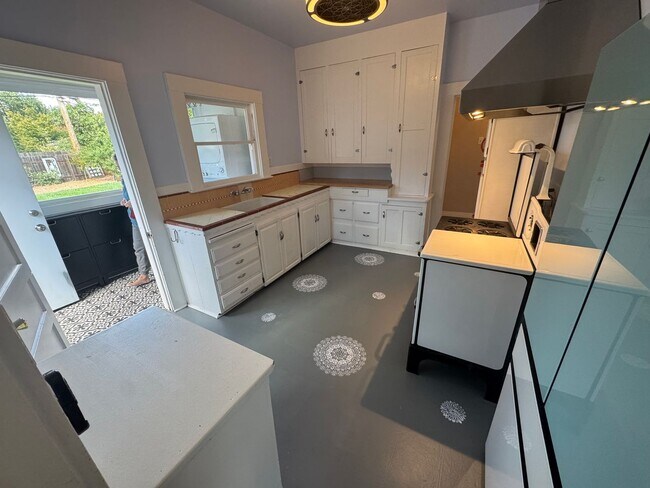 Building Photo - 2 bedroom |1 bathroom | Charming West Taho...