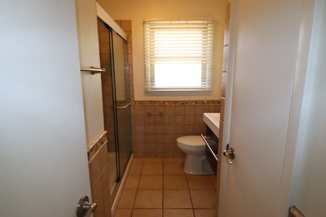 Building Photo - Charming 3 Bedroom Neenah Home with fenced yard