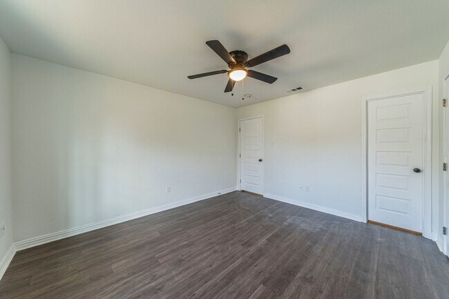 Building Photo - Sable Ln Duplex