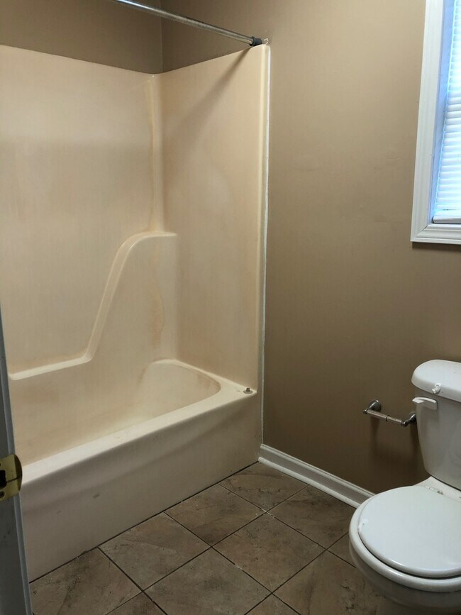 Building Photo - 501 N Bradford Ave