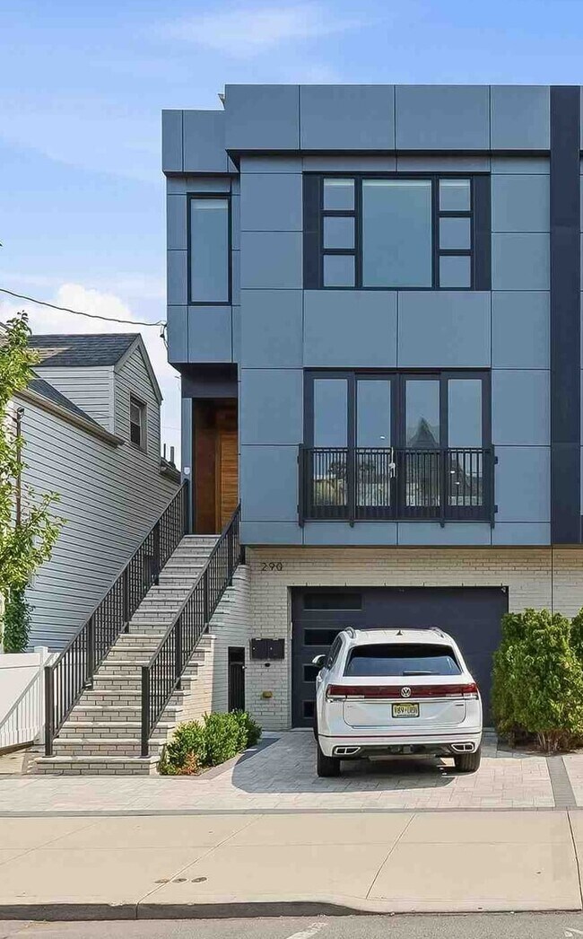 Building Photo - 290 Griffith St