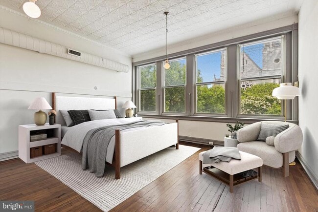 Building Photo - 328 S Broadway