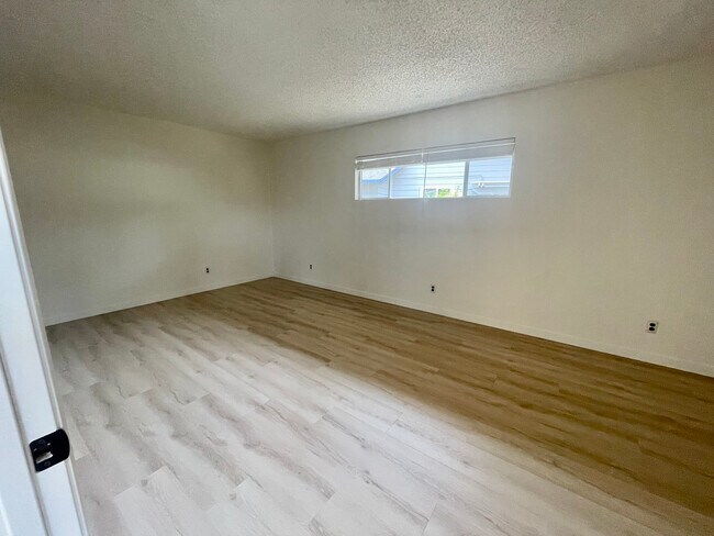 Building Photo - 2530 Tamarisk Dr