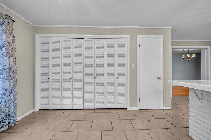 Building Photo - 205 W Lake Dr