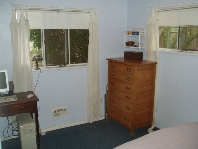 Building Photo - FREE 50in FLAT SCREEN TV Move in Special!!...