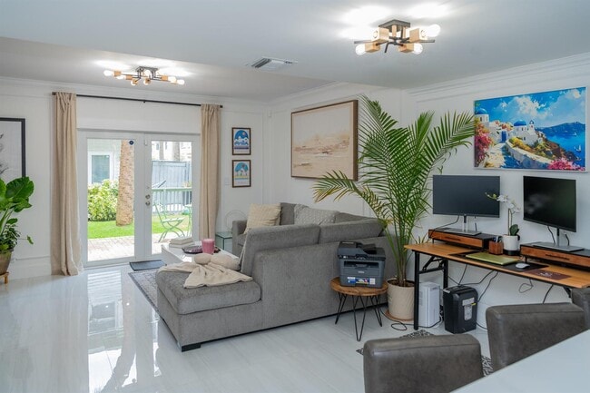 Building Photo - Northeast 15th Avenue, Fort Lauderdale, FL 33305 - 2 BR 1.5 BA townhouse