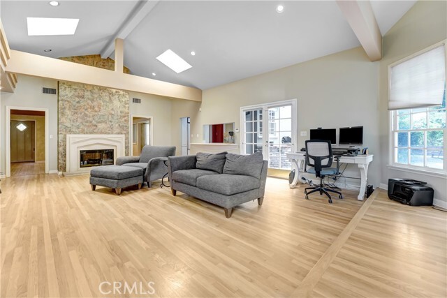 Building Photo - 10915 White Oak Ave