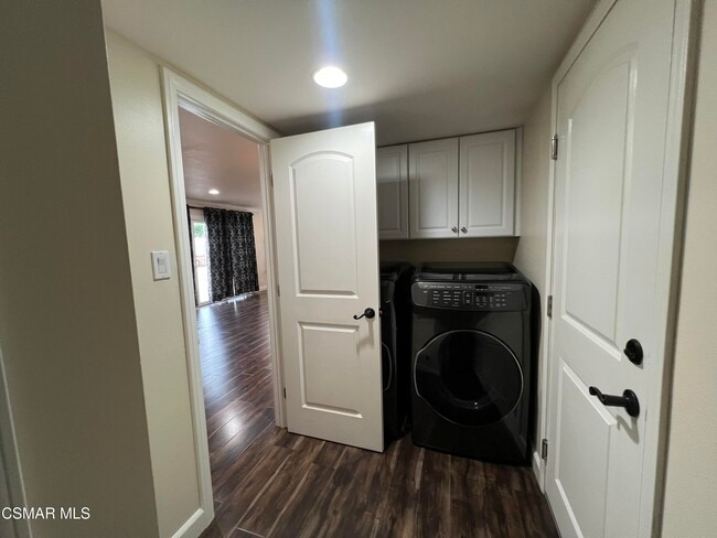 Building Photo - 334 W Avenida De Las Flores