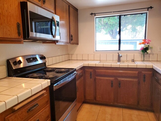 Building Photo - 615 Brookview Way