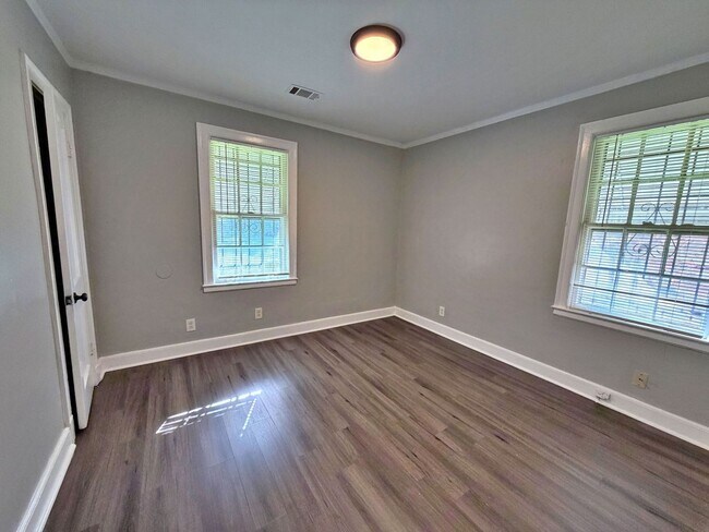 Building Photo - Cozy 3 Bedroom Home Ready for Move In!- $5...