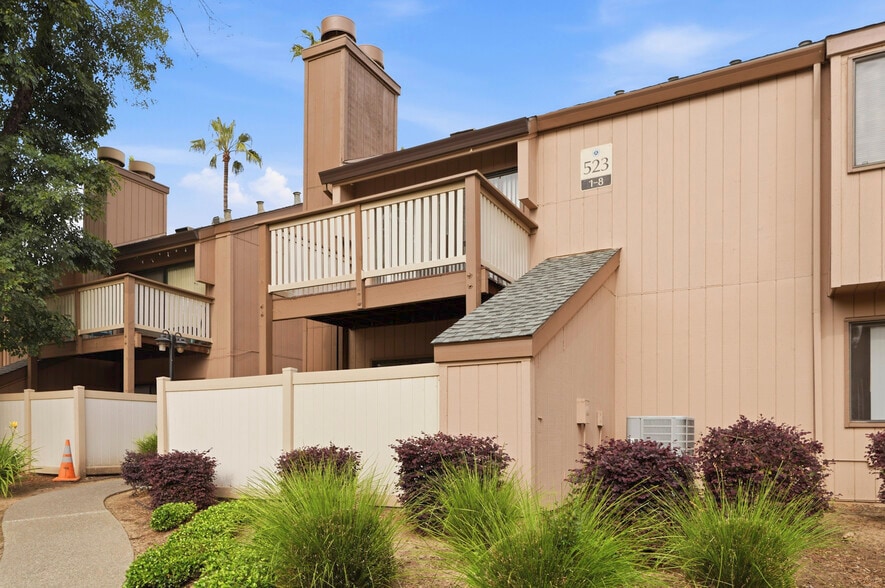 Building Photo - 523 Woodside Oaks