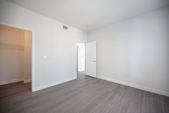 Building Photo - 2010 Rancho Lake Dr