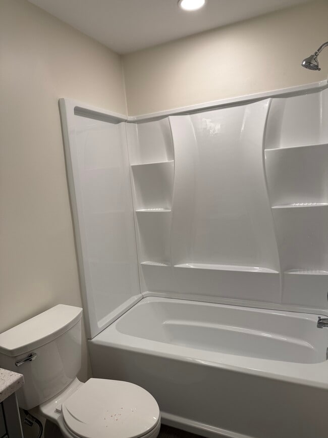 Building Photo - 1002 N Glen Dr