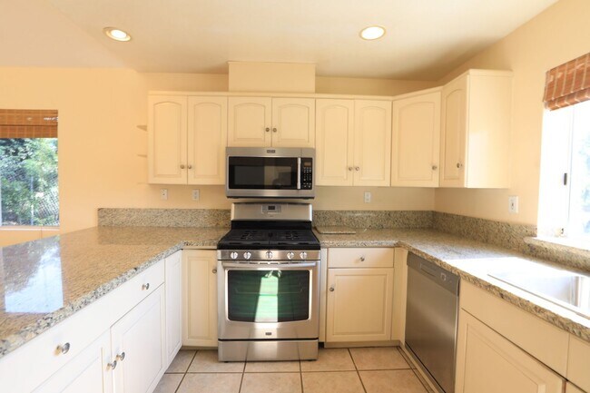 Building Photo - 3 Bedroom + Loft + Office Oceanside Home