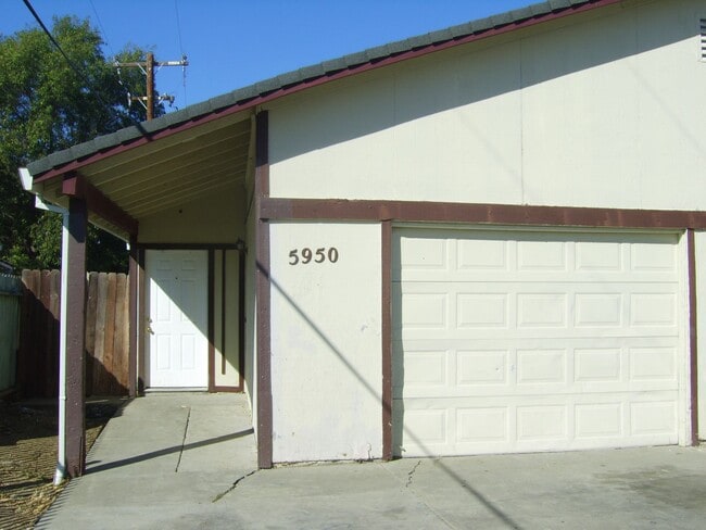 Building Photo - Nice 3BR duplex with some utilities included