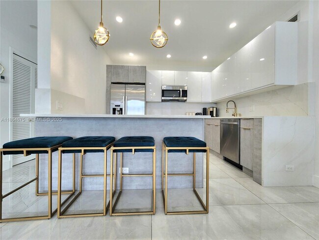 Building Photo - 3505 S Ocean Dr