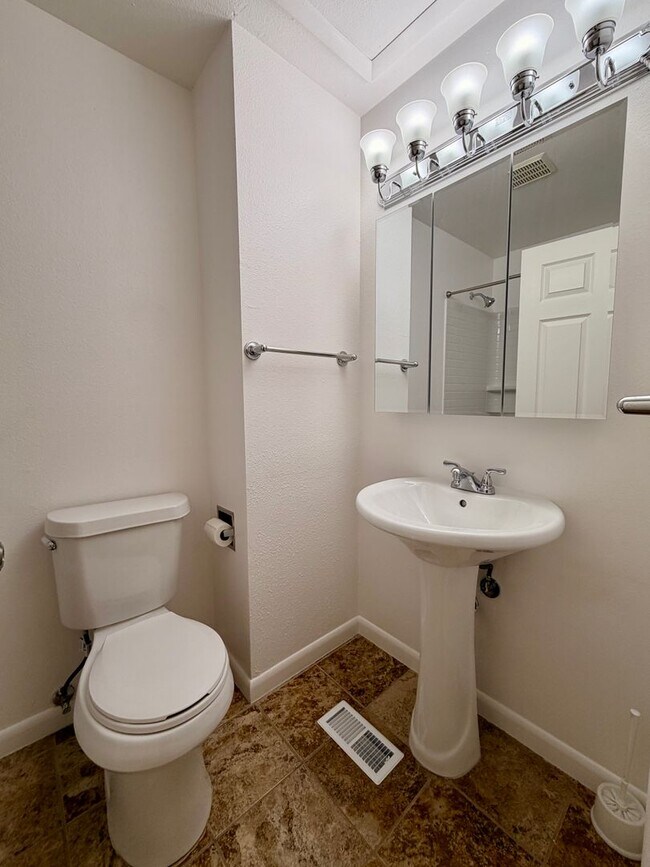 Building Photo - Lovely 5-bedroom, 2¾-bath home located in the heart of Old Town Firestone!