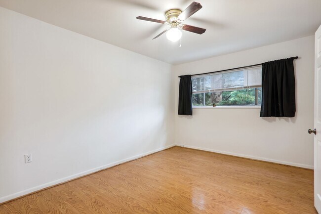 Building Photo - Kensington Terrace - patio level & parking