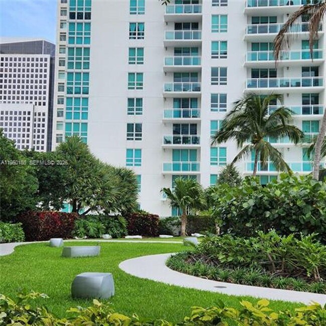 Building Photo - 950 Brickell Bay Dr