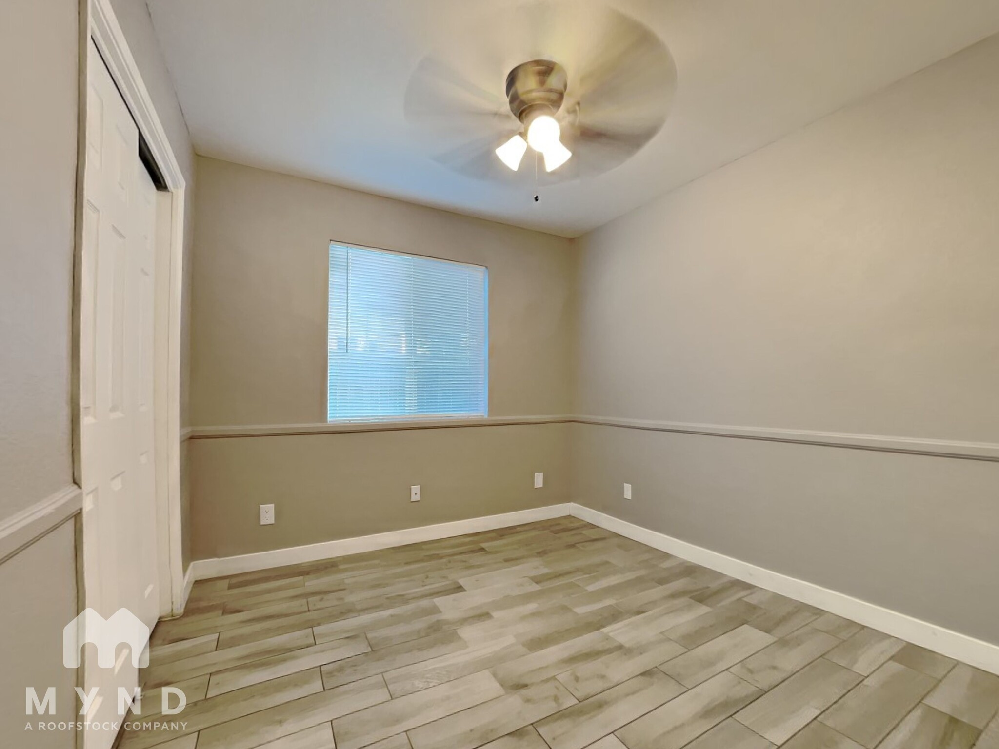 Building Photo - 548 E Royal Palms Dr