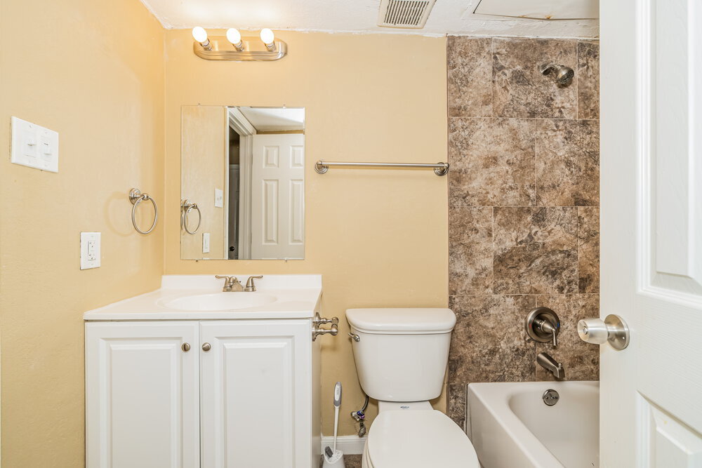 Building Photo - 1205 High Valley Dr