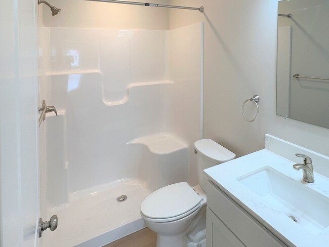 Building Photo - 4 Bedroom Townhome - Holland South Side