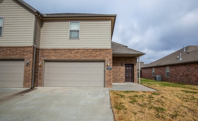 Building Photo - ***901 Oakwood Lane***