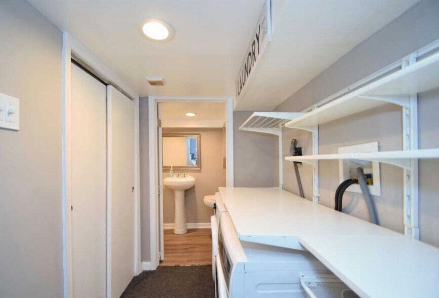 Building Photo - 245 Pensdale St