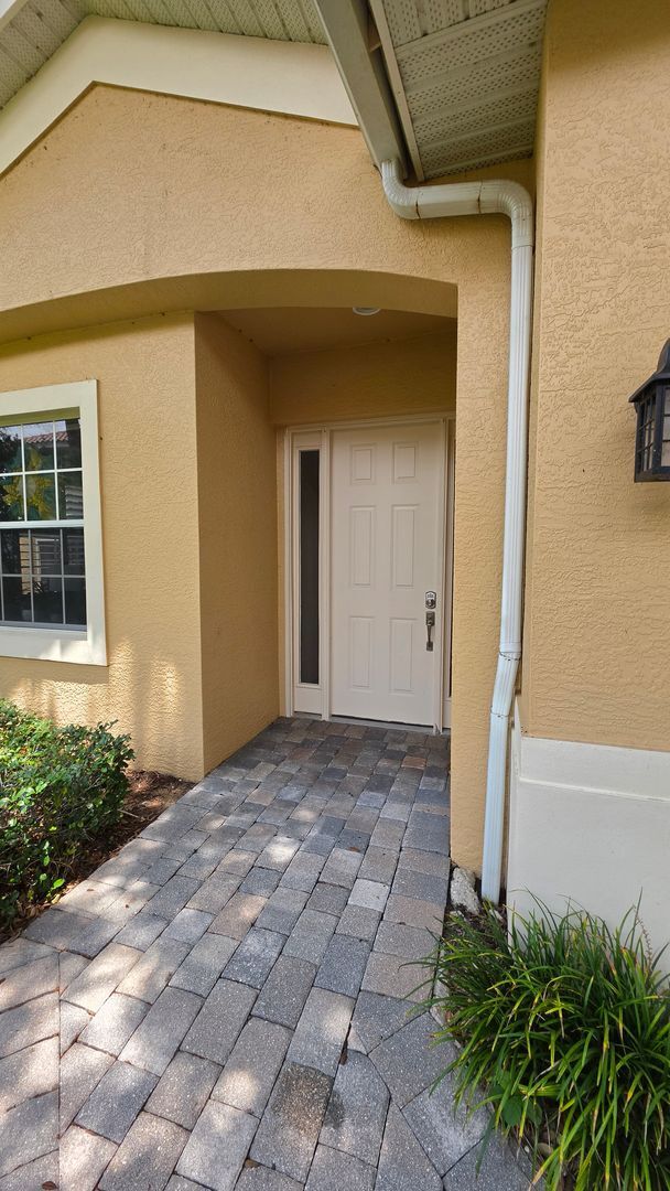 Building Photo - 3 bedroom 3 bathroom 2 car garage townhome in Mission Inn.