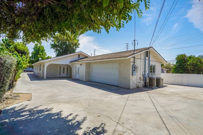 Building Photo - 10561 El Dorado Ave