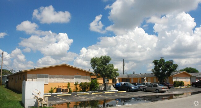 Building Photo - Venetian Villas