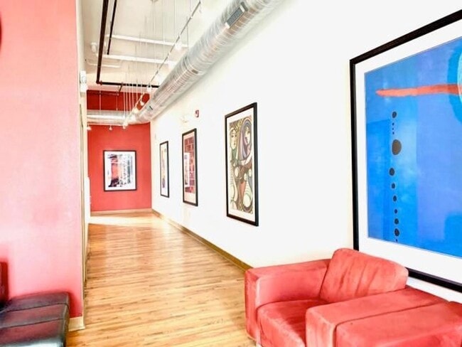 Building Photo - Stunning South 2nd Studio!