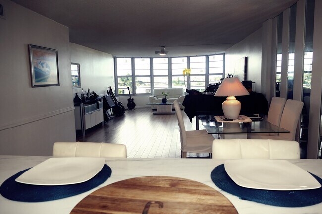 Building Photo - 3051 NE 48th St